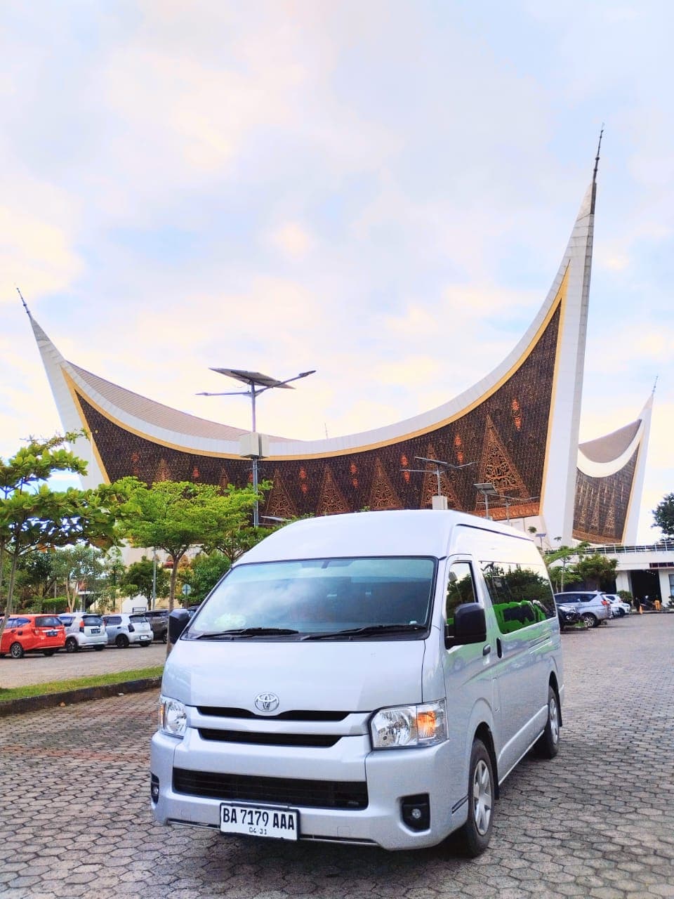 Sewa Hiace Padang untuk rombongan keluarga dan grup bersama ATR Rent Car